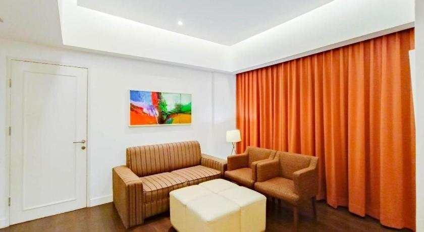 Brits Hotel Karawang Exterior foto